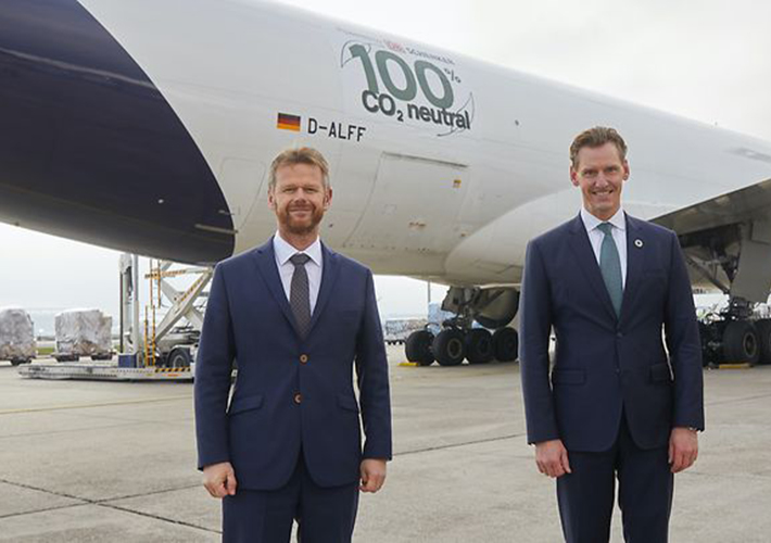 Foto DB Schenker y Lufthansa Cargo operan el primer vuelo de carga neutral en CO2.